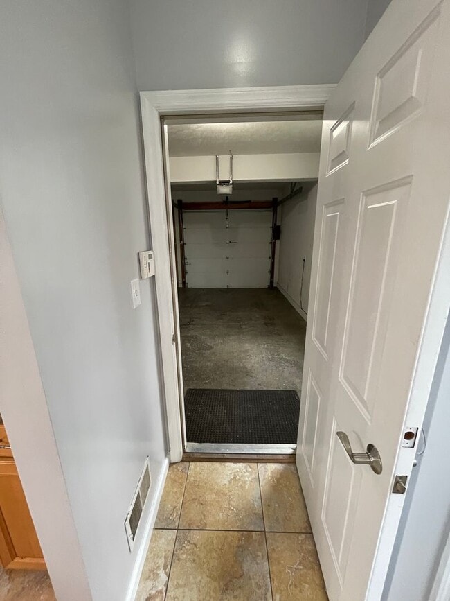 Building Photo - Beautiful custom built 5 bed 4 bath home with finished basement ready for you to move-in!