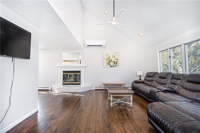 Building Photo - 262 Wood Hill Rd