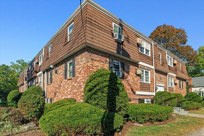 Building Photo - 504 River Rd