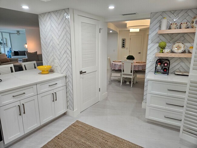Building Photo - MODERN  SEASONAL VACATION CONDO