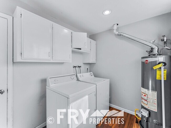 Building Photo - Updated Duplex on Large Lot in Great Location