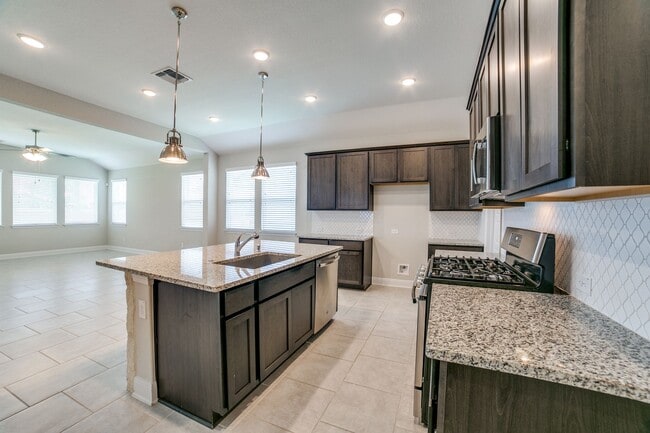 Building Photo - Waterford Park 3 Bed Single Story Home