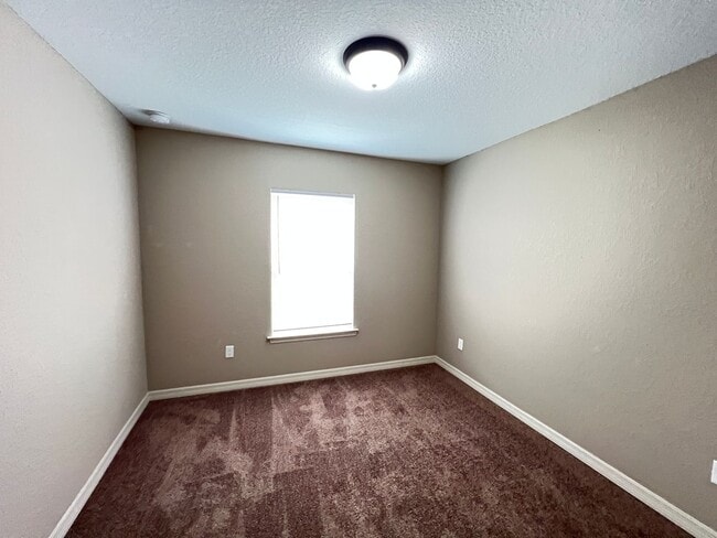 Building Photo - $300 OFF A MONTHS OF RENT! Beautiful 3 Bedroom, 2 Bathroom Home in Ocala!!