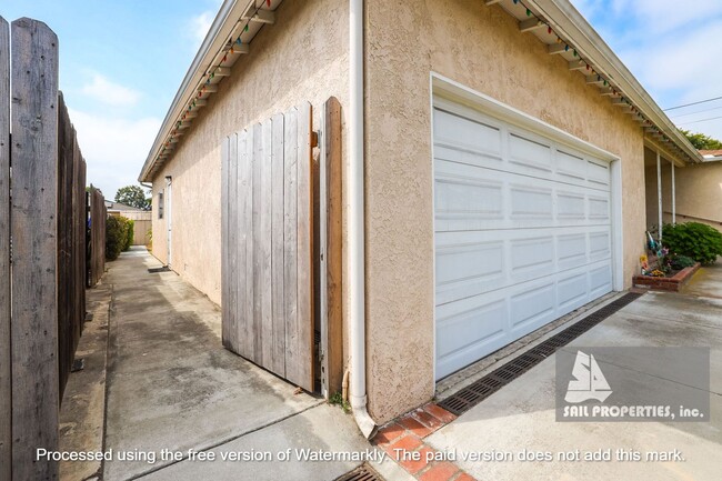 Building Photo - 10182 Lampson Ave