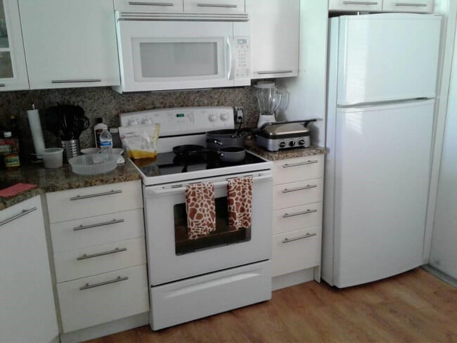 Building Photo - 3051 S Palm Aire Dr