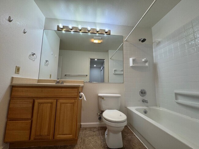 Building Photo - Cozy 2 Bed 1 Bath Condo, Wensley Court Factoria Bellevue