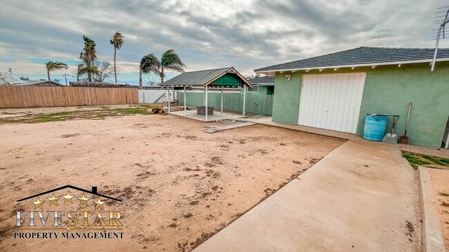 Building Photo - 709 Park Dr