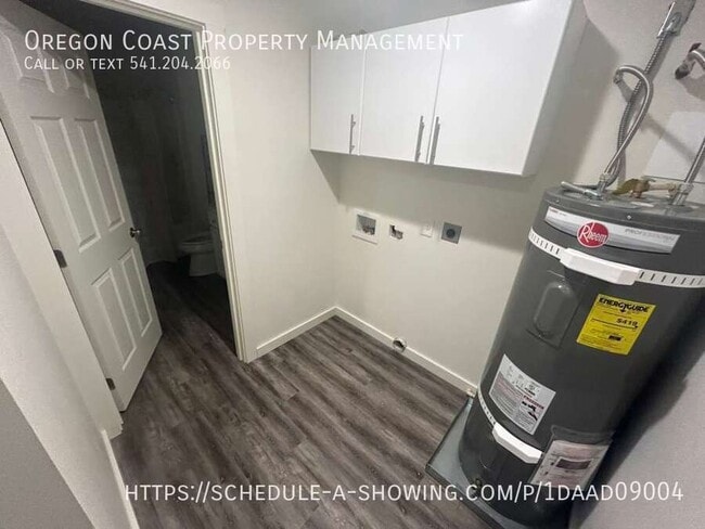 Building Photo - 170 SW Strawberry Ln