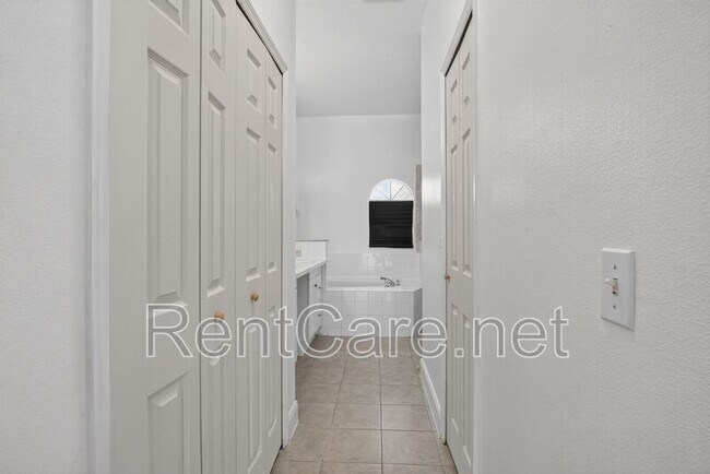 Building Photo - 121 Aurelia Ct