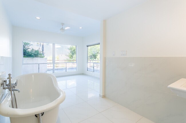 Building Photo - 1302 Marina Bay Dr