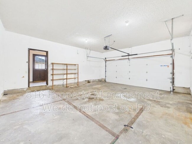 Building Photo - 3929 S Carriage Ln