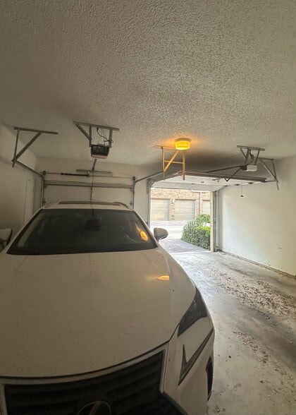 2 car garage - 8103 N New Braunfels Ave #5