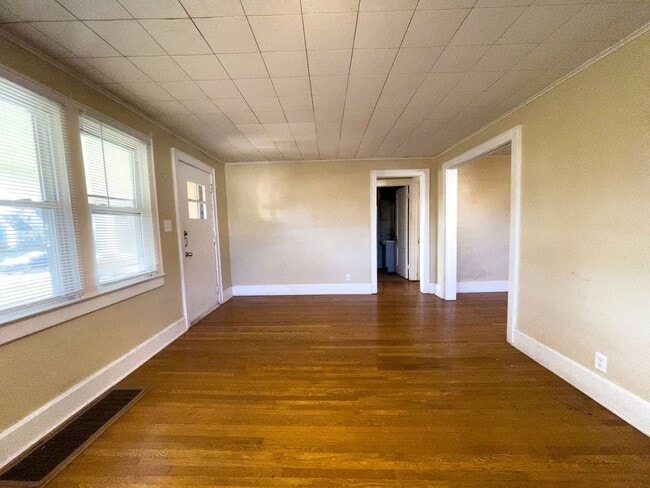 Building Photo - PRELEASING for AUGUST! Close to Campus