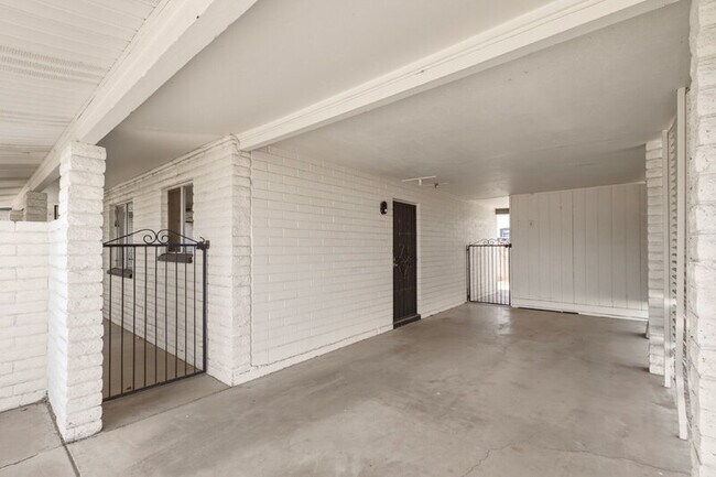 Building Photo - 1129 N Wedgewood Cir