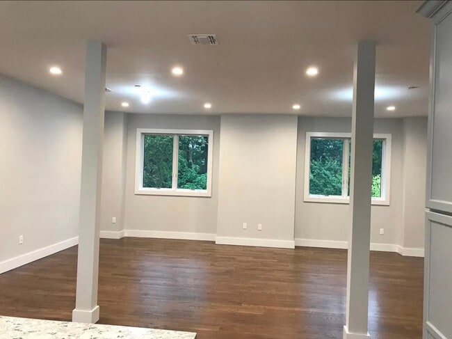 Building Photo - 35 Androvette Ave