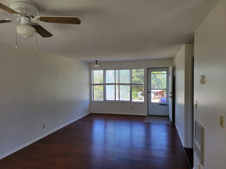 Living - 20667 Antrim Dr