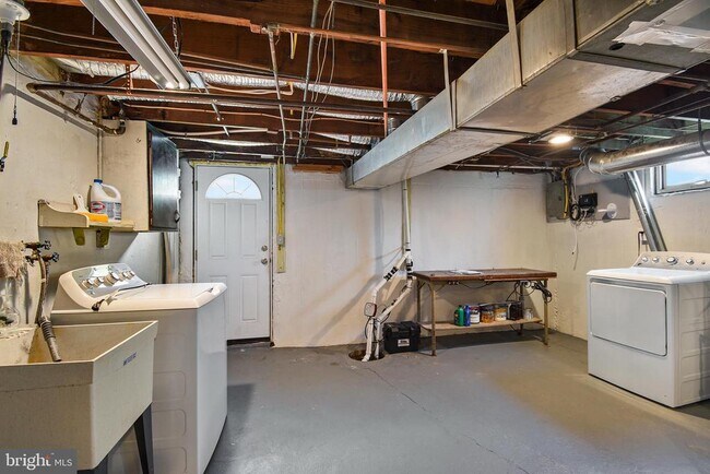 Building Photo - 111 W Sylvan Ave