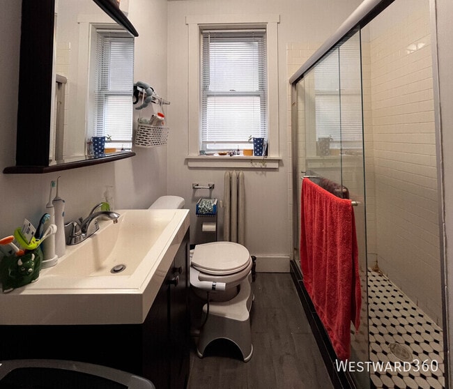 Building Photo - 1664 W Farwell Ave