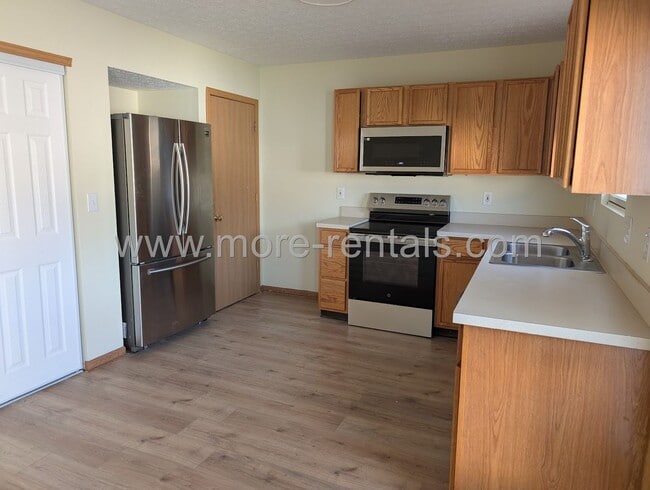 Building Photo - Home in Village at Williams Creek in Grove...