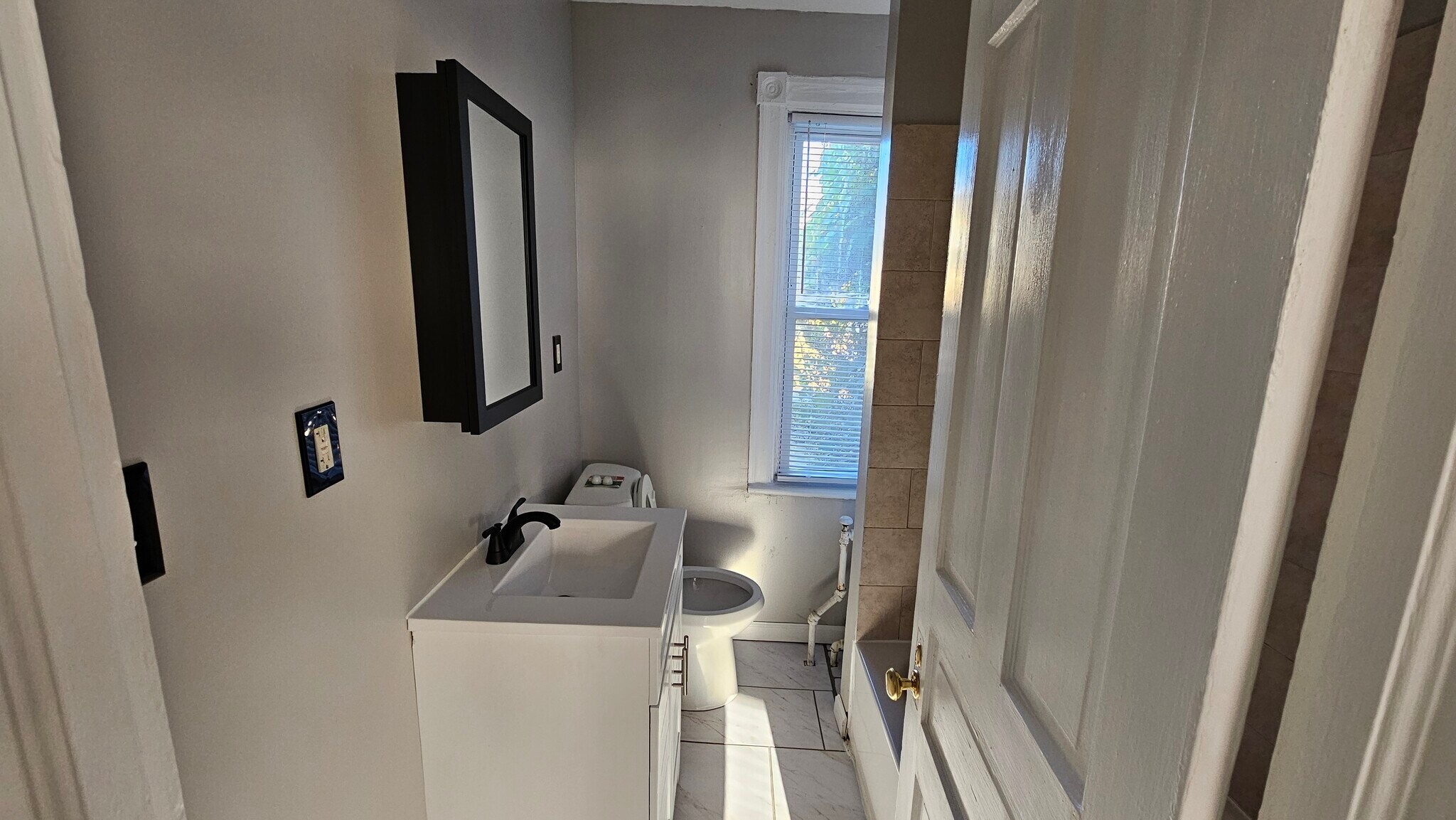 Building Photo - 5040 Washington Ave