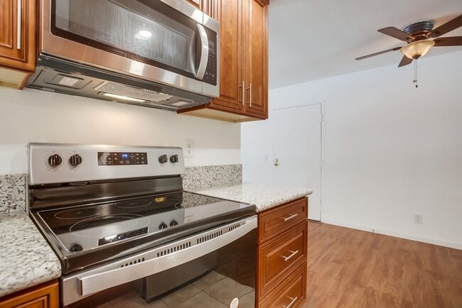 Building Photo - Cute Oceanside condo with garage parking!