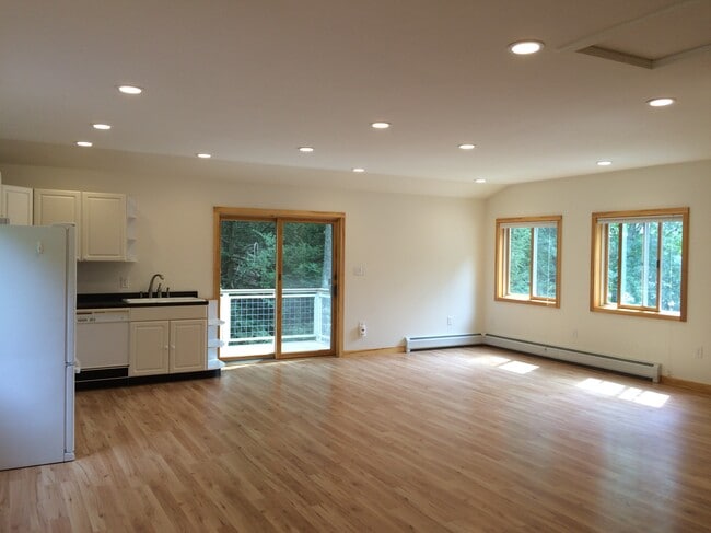 Unfurnished- kitchen/living - 131 Lakeside Dr