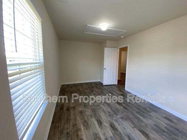 Building Photo - 233 Palace Green Ln