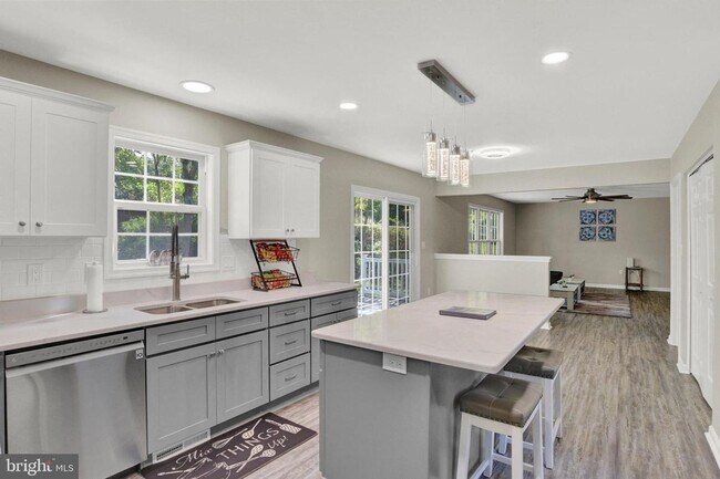 Building Photo - Spacious 4BR House in Lewisberry
