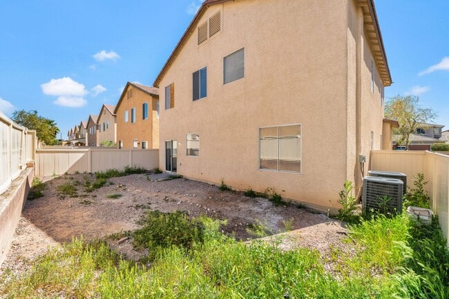 Building Photo - Cute 5 Bedroom Home with a 3 Car Garage!