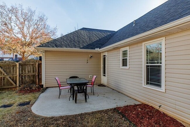 Building Photo - 160 Cedar Rock Trace