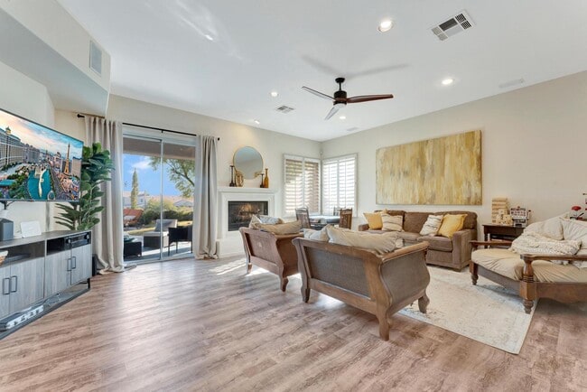 Building Photo - Queensridge Beauty - 5 bedroom on a 1/4+ acre lot