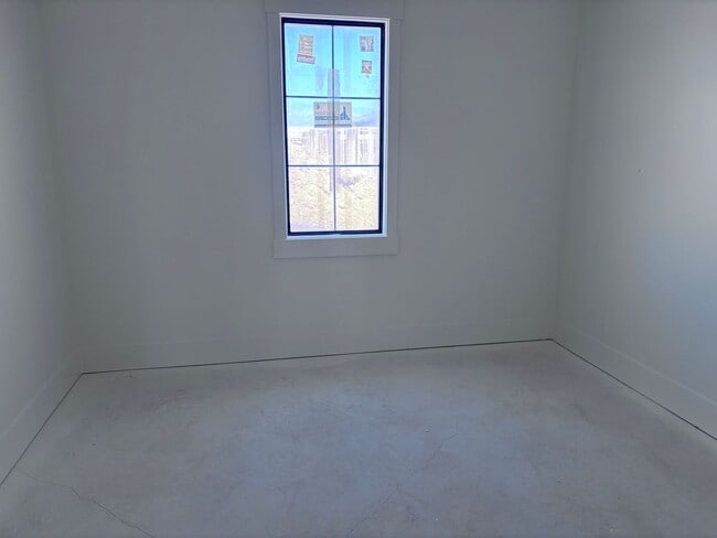 Building Photo - Beautiful custom single story in Moorland Park with pool