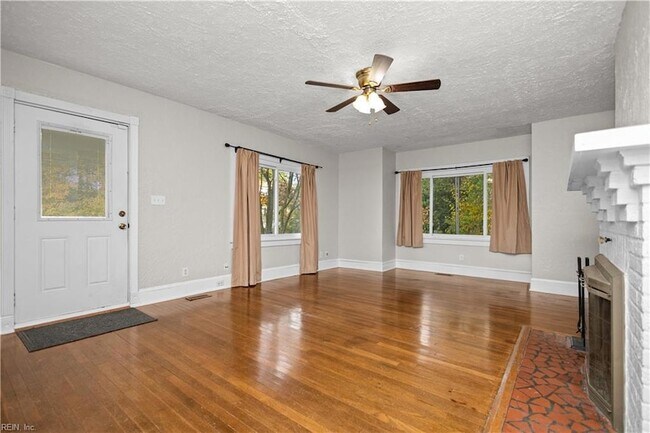 Building Photo - 3537 Buckingham St