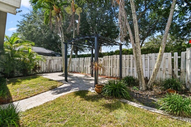 Building Photo - 5690 Green Island Dr