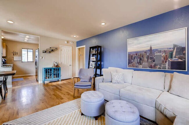 Building Photo - 1370 Xanthia St