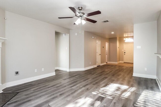 Building Photo - 18469 Sunrise Oaks Ct