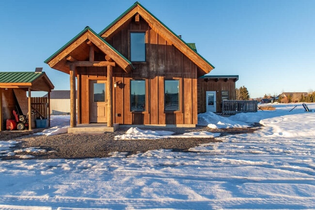 Building Photo - 5077 Pine Dr