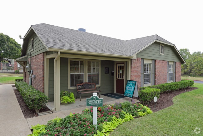 Building Photo - Arbors Of Cleburne