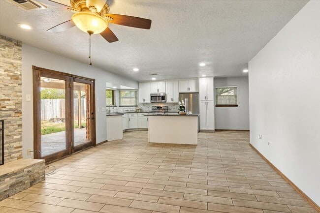 Building Photo - 2508 NE Turtle Creek Dr