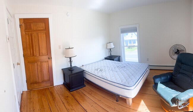 Building Photo - 1004 Main St