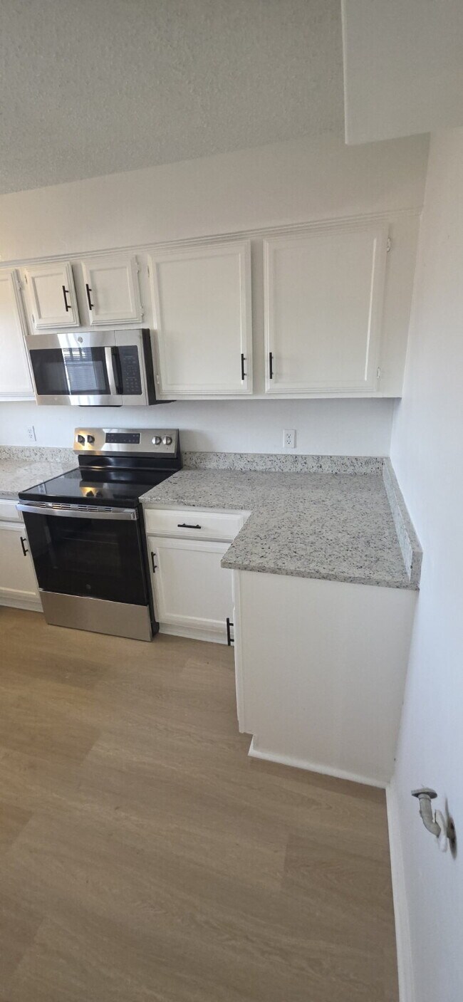 Building Photo - First-floor condo with fenced in backyard!