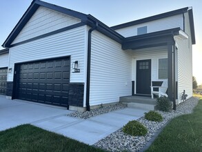 Building Photo - 1323 Sioux Turn