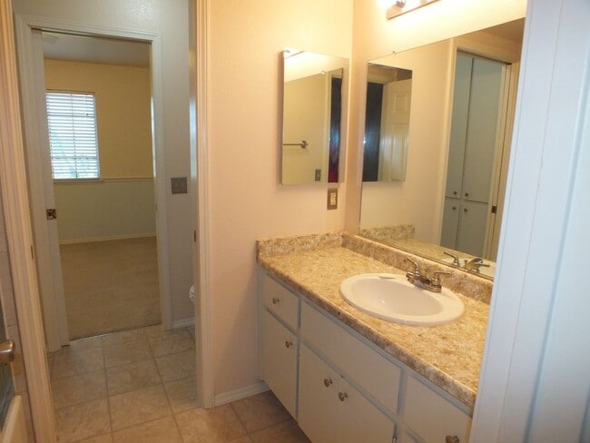 Building Photo - 2/1.5 Diamond Springs condo