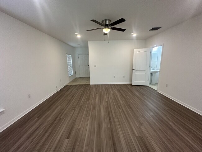 Building Photo - "Beautifully Maintained 3-Bed Townhouse with 2.5 Baths in Lakeland - Spacious 1,676 Sq. Ft.!"