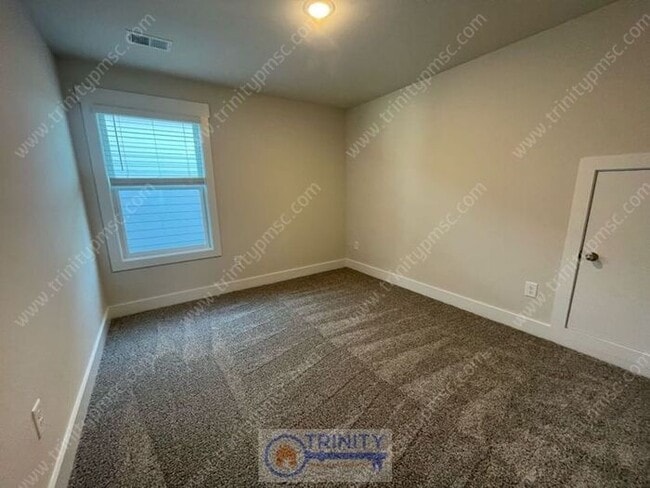 Building Photo - Beautiful and spacious! Ready for move in!