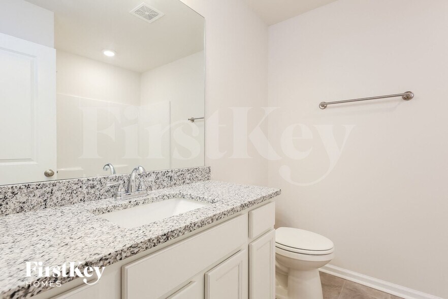 Building Photo - 208 Stonefence Dr