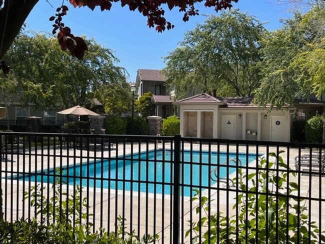Building Photo - Beautiful 3BD/3BA, Two-Story Corner Unit C...