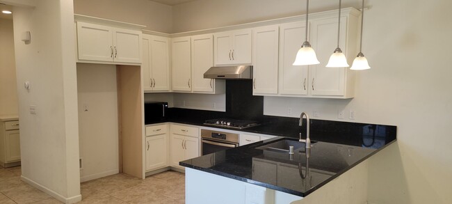 Building Photo - Adorable 3 bedroom 2.5 bath home in West S...