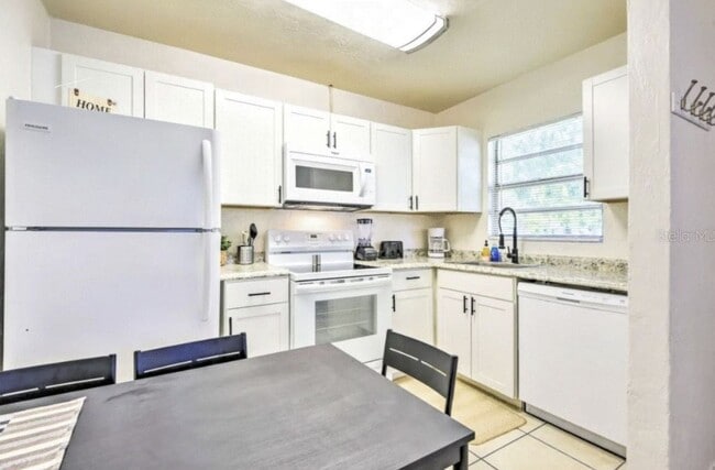 Building Photo - 2/1 unfurnished duplex in convenient location and fenced yard- pet friendly!