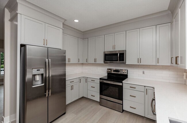 Building Photo - THOUGHTFULLY UPDATED!! 4 Bedroom, 3 Bathroom Home in Urbandale!